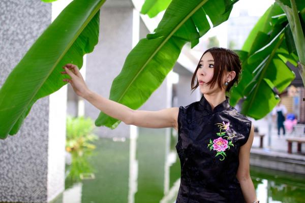    台湾模特阿布户外唯美旗袍写真：红黑经典演绎东方优雅韵味第81张图片