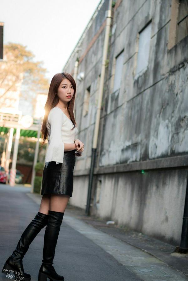    台湾正妹啾比特(张嘉庭)光复新村甜美外拍写真，文艺短裙穿搭呈现修长美腿，清新活力少女感十足第1张图片