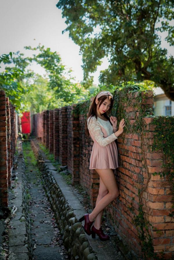    台湾正妹啾比特(张嘉庭)光复新村甜美外拍写真，文艺短裙穿搭呈现修长美腿，清新活力少女感十足第2张图片