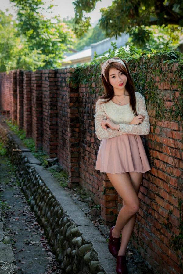    台湾正妹啾比特(张嘉庭)光复新村甜美外拍写真，文艺短裙穿搭呈现修长美腿，清新活力少女感十足第5张图片