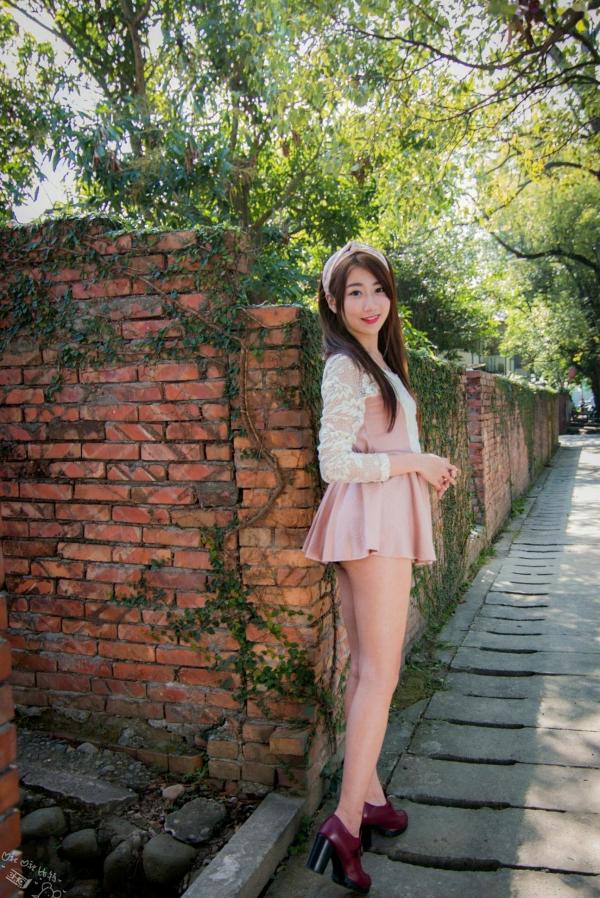    台湾正妹啾比特(张嘉庭)光复新村甜美外拍写真，文艺短裙穿搭呈现修长美腿，清新活力少女感十足第6张图片