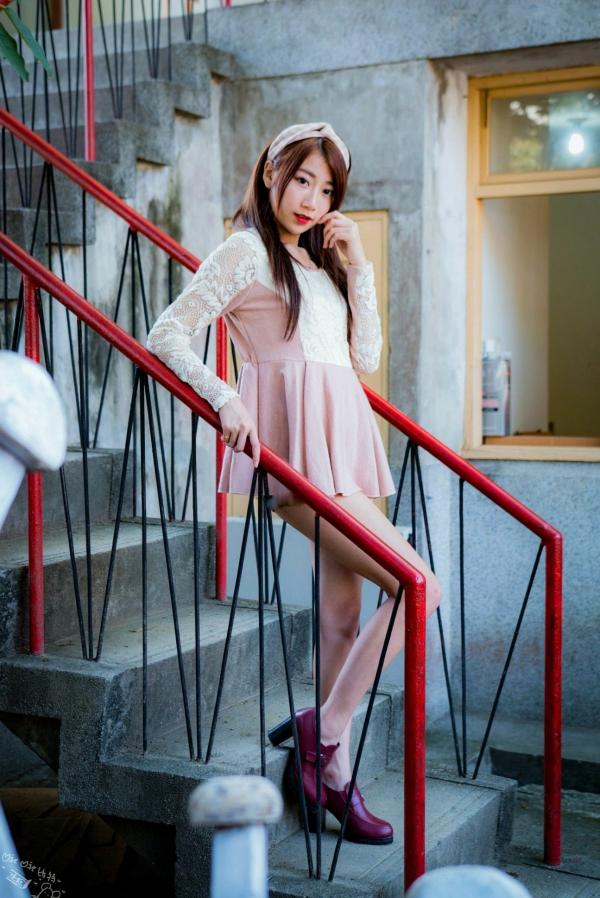    台湾正妹啾比特(张嘉庭)光复新村甜美外拍写真，文艺短裙穿搭呈现修长美腿，清新活力少女感十足第9张图片