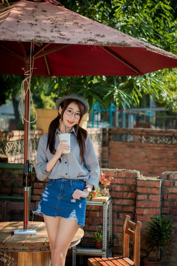    台湾正妹啾比特(张嘉庭)光复新村甜美外拍写真，文艺短裙穿搭呈现修长美腿，清新活力少女感十足第14张图片