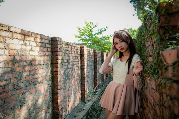    台湾正妹啾比特(张嘉庭)光复新村甜美外拍写真，文艺短裙穿搭呈现修长美腿，清新活力少女感十足第15张图片