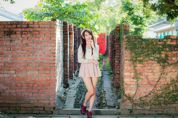    台湾正妹啾比特(张嘉庭)光复新村甜美外拍写真，文艺短裙穿搭呈现修长美腿，清新活力少女感十足第17张图片