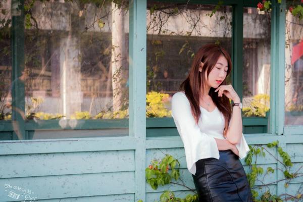    台湾正妹啾比特(张嘉庭)光复新村甜美外拍写真，文艺短裙穿搭呈现修长美腿，清新活力少女感十足第21张图片