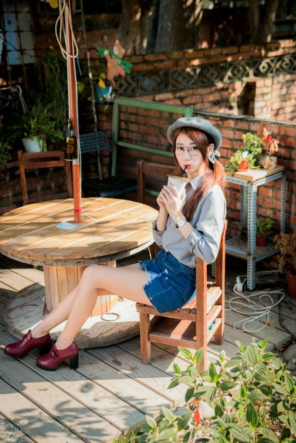    台湾正妹啾比特(张嘉庭)光复新村甜美外拍写真，文艺短裙穿搭呈现修长美腿，清新活力少女感十足第27张图片
