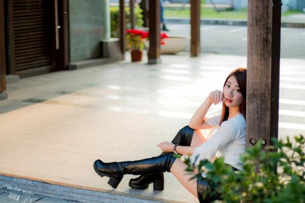   台湾正妹啾比特(张嘉庭)光复新村甜美外拍写真，文艺短裙穿搭呈现修长美腿，清新活力少女感十足第28张图片