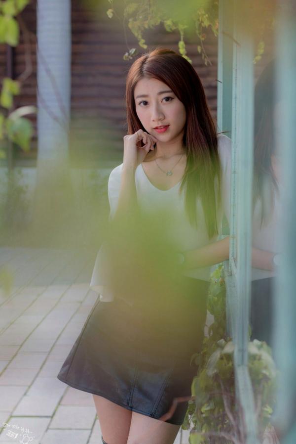    台湾正妹啾比特(张嘉庭)光复新村甜美外拍写真，文艺短裙穿搭呈现修长美腿，清新活力少女感十足第31张图片