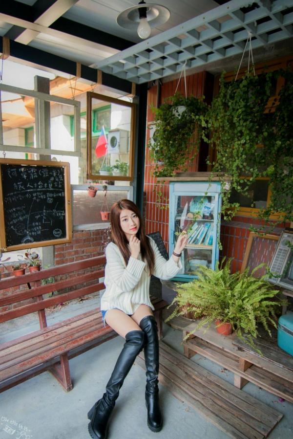    台湾正妹啾比特(张嘉庭)光复新村甜美外拍写真，文艺短裙穿搭呈现修长美腿，清新活力少女感十足第34张图片