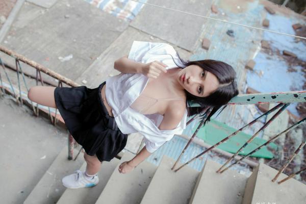    台湾正妹沈绮绮校服诱惑外拍写真集，清新制服穿搭邂逅性感居家私房美感[178P]第18张图片