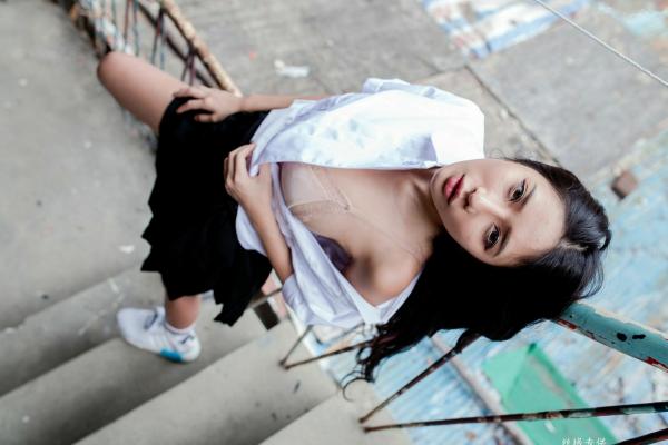    台湾正妹沈绮绮校服诱惑外拍写真集，清新制服穿搭邂逅性感居家私房美感[178P]第24张图片