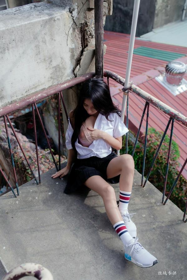    台湾正妹沈绮绮校服诱惑外拍写真集，清新制服穿搭邂逅性感居家私房美感[178P]第35张图片