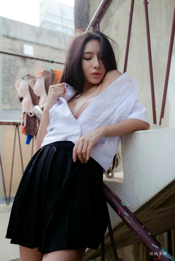   台湾正妹沈绮绮校服诱惑外拍写真集，清新制服穿搭邂逅性感居家私房美感[178P]第61张图片