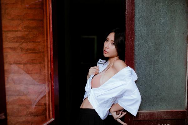    台湾正妹沈绮绮校服诱惑外拍写真集，清新制服穿搭邂逅性感居家私房美感[178P]第86张图片