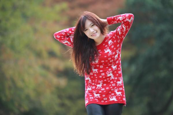    台湾美女夏涵芝Olivia兔清新户外写真，红衣圣诞风毛衣甜美治愈系女神街拍美图第2张图片
