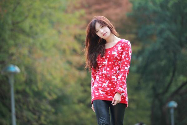    台湾美女夏涵芝Olivia兔清新户外写真，红衣圣诞风毛衣甜美治愈系女神街拍美图第3张图片