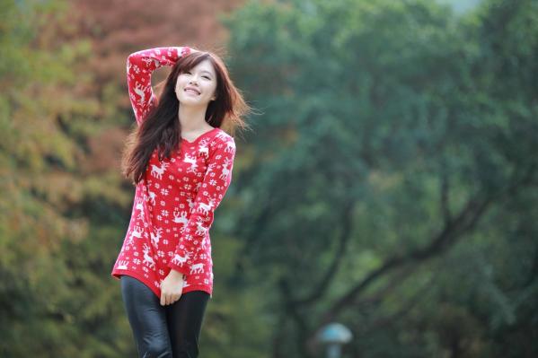    台湾美女夏涵芝Olivia兔清新户外写真，红衣圣诞风毛衣甜美治愈系女神街拍美图第5张图片