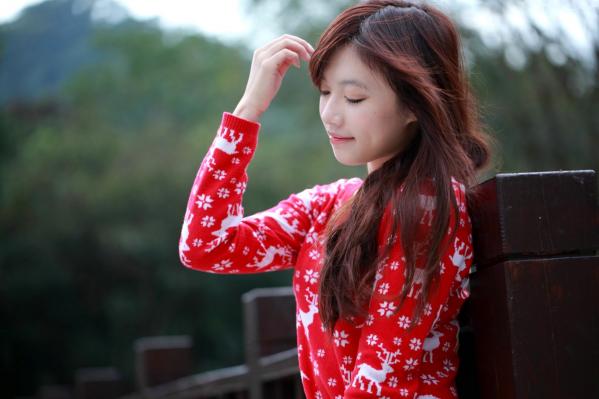    台湾美女夏涵芝Olivia兔清新户外写真，红衣圣诞风毛衣甜美治愈系女神街拍美图第6张图片