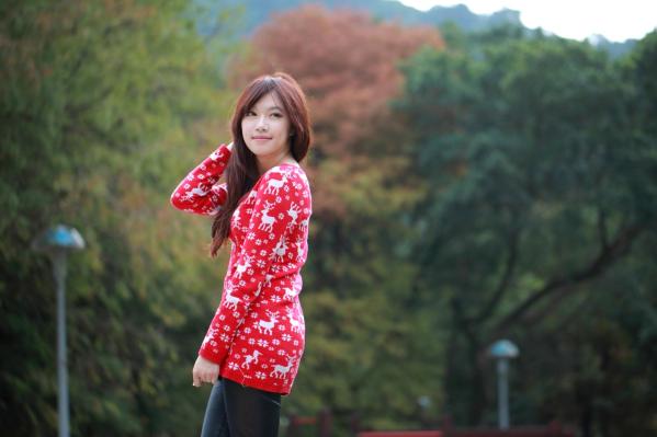    台湾美女夏涵芝Olivia兔清新户外写真，红衣圣诞风毛衣甜美治愈系女神街拍美图第7张图片