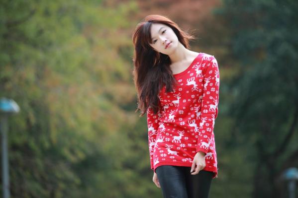    台湾美女夏涵芝Olivia兔清新户外写真，红衣圣诞风毛衣甜美治愈系女神街拍美图第9张图片
