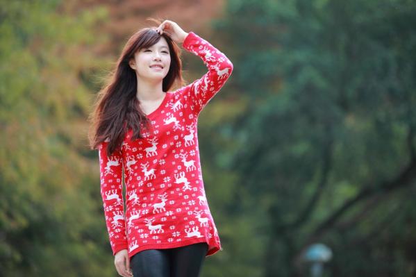    台湾美女夏涵芝Olivia兔清新户外写真，红衣圣诞风毛衣甜美治愈系女神街拍美图第10张图片
