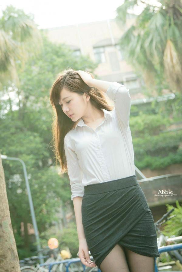    台湾正妹邱艾比Abbie居家职场OL写真：黑丝美腿配蕾丝内衣，诱惑私房尽显极致女神魅力第2张图片