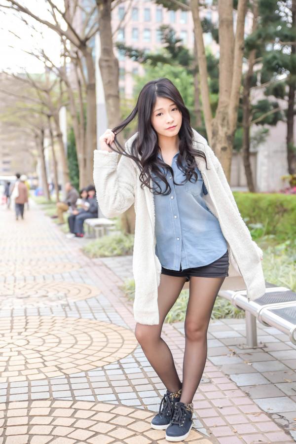    台湾正妹小枫《信义区外拍》街拍写真集：牛仔外套搭配露脐装，黑丝美腿展现都市诱惑风格第1张图片