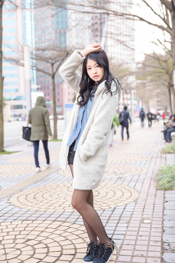    台湾正妹小枫《信义区外拍》街拍写真集：牛仔外套搭配露脐装，黑丝美腿展现都市诱惑风格第2张图片