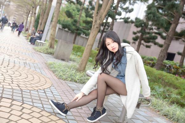    台湾正妹小枫《信义区外拍》街拍写真集：牛仔外套搭配露脐装，黑丝美腿展现都市诱惑风格第4张图片
