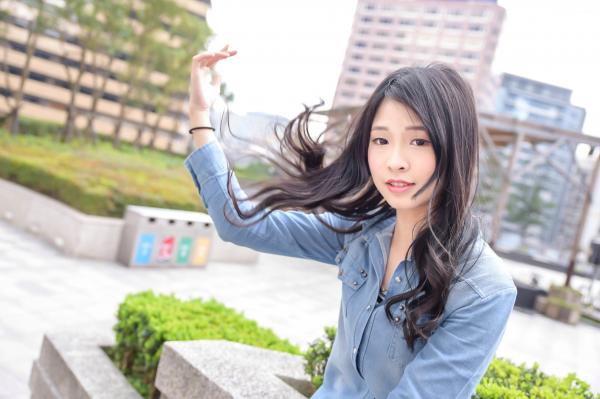    台湾正妹小枫《信义区外拍》街拍写真集：牛仔外套搭配露脐装，黑丝美腿展现都市诱惑风格第16张图片