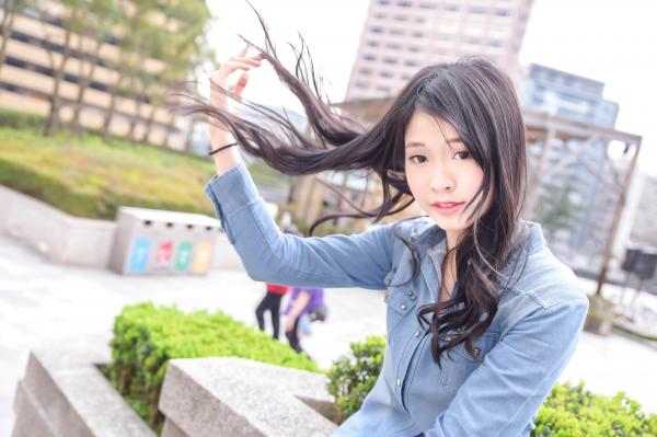    台湾正妹小枫《信义区外拍》街拍写真集：牛仔外套搭配露脐装，黑丝美腿展现都市诱惑风格第17张图片