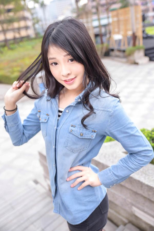    台湾正妹小枫《信义区外拍》街拍写真集：牛仔外套搭配露脐装，黑丝美腿展现都市诱惑风格第22张图片