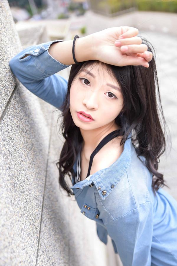    台湾正妹小枫《信义区外拍》街拍写真集：牛仔外套搭配露脐装，黑丝美腿展现都市诱惑风格第26张图片