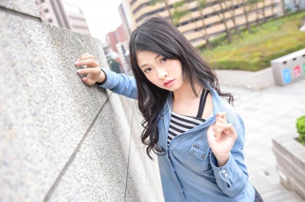    台湾正妹小枫《信义区外拍》街拍写真集：牛仔外套搭配露脐装，黑丝美腿展现都市诱惑风格第28张图片