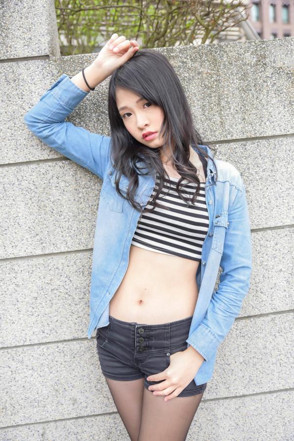    台湾正妹小枫《信义区外拍》街拍写真集：牛仔外套搭配露脐装，黑丝美腿展现都市诱惑风格第31张图片