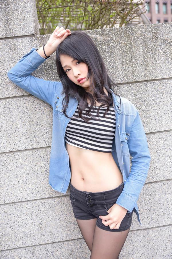    台湾正妹小枫《信义区外拍》街拍写真集：牛仔外套搭配露脐装，黑丝美腿展现都市诱惑风格第32张图片