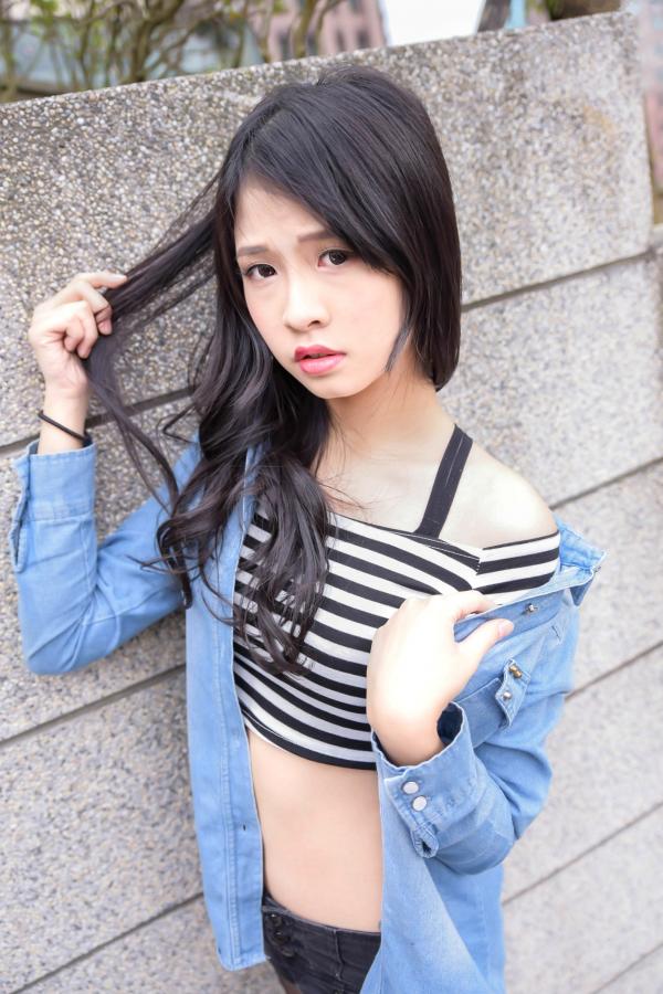   台湾正妹小枫《信义区外拍》街拍写真集：牛仔外套搭配露脐装，黑丝美腿展现都市诱惑风格第34张图片