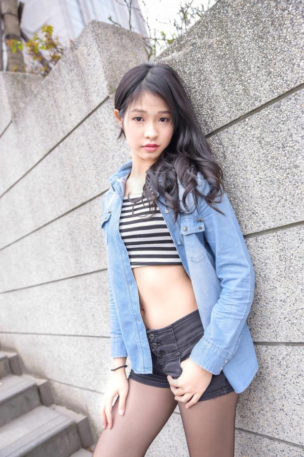   台湾正妹小枫《信义区外拍》街拍写真集：牛仔外套搭配露脐装，黑丝美腿展现都市诱惑风格第37张图片