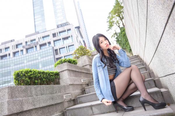    台湾正妹小枫《信义区外拍》街拍写真集：牛仔外套搭配露脐装，黑丝美腿展现都市诱惑风格第40张图片