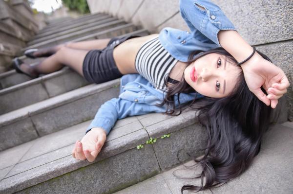    台湾正妹小枫《信义区外拍》街拍写真集：牛仔外套搭配露脐装，黑丝美腿展现都市诱惑风格第41张图片