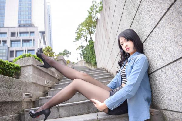    台湾正妹小枫《信义区外拍》街拍写真集：牛仔外套搭配露脐装，黑丝美腿展现都市诱惑风格第42张图片