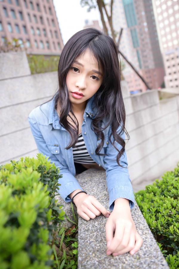    台湾正妹小枫《信义区外拍》街拍写真集：牛仔外套搭配露脐装，黑丝美腿展现都市诱惑风格第51张图片