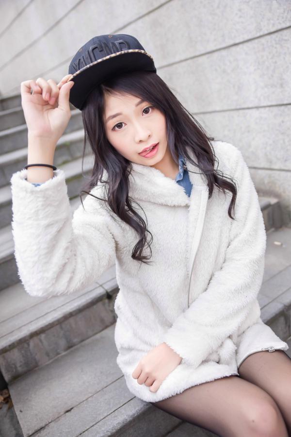    台湾正妹小枫《信义区外拍》街拍写真集：牛仔外套搭配露脐装，黑丝美腿展现都市诱惑风格第54张图片