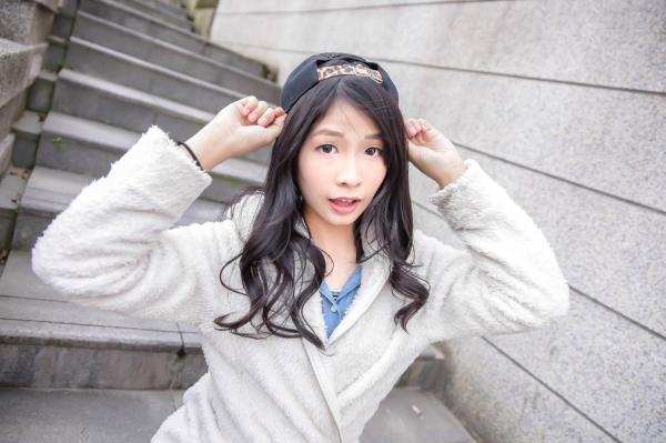    台湾正妹小枫《信义区外拍》街拍写真集：牛仔外套搭配露脐装，黑丝美腿展现都市诱惑风格第57张图片