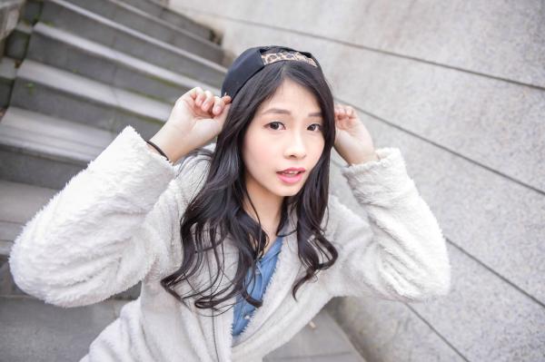    台湾正妹小枫《信义区外拍》街拍写真集：牛仔外套搭配露脐装，黑丝美腿展现都市诱惑风格第58张图片