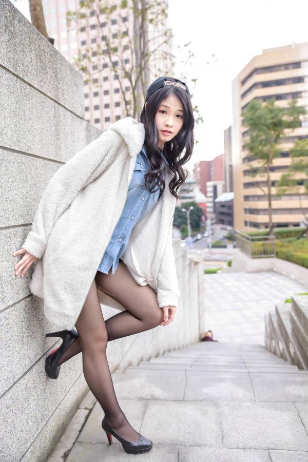    台湾正妹小枫《信义区外拍》街拍写真集：牛仔外套搭配露脐装，黑丝美腿展现都市诱惑风格第62张图片