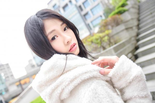    台湾正妹小枫《信义区外拍》街拍写真集：牛仔外套搭配露脐装，黑丝美腿展现都市诱惑风格第66张图片