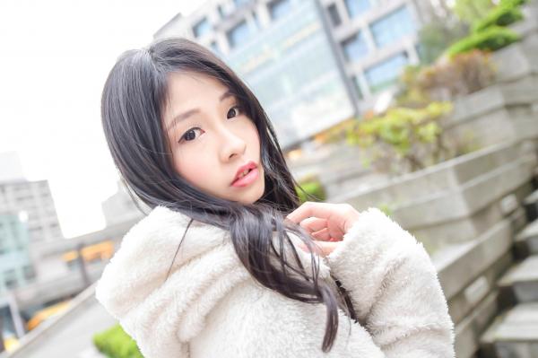    台湾正妹小枫《信义区外拍》街拍写真集：牛仔外套搭配露脐装，黑丝美腿展现都市诱惑风格第67张图片