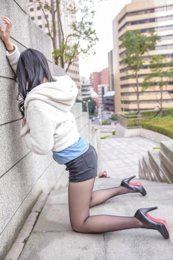    台湾正妹小枫《信义区外拍》街拍写真集：牛仔外套搭配露脐装，黑丝美腿展现都市诱惑风格第73张图片